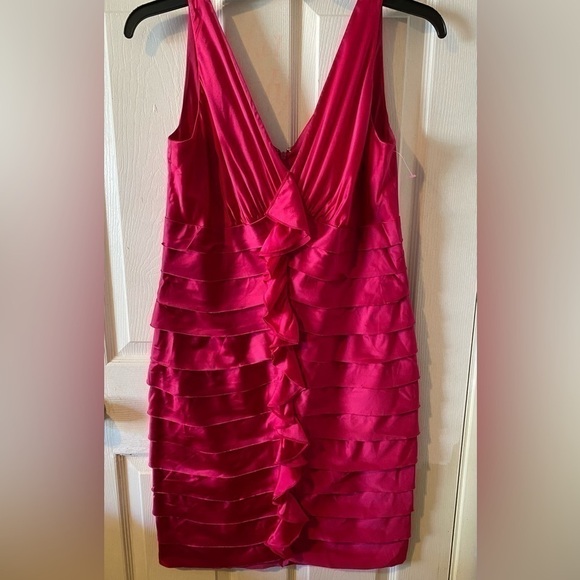 Jones New York Dresses & Skirts - JONES New York V Neck Dress Size 12